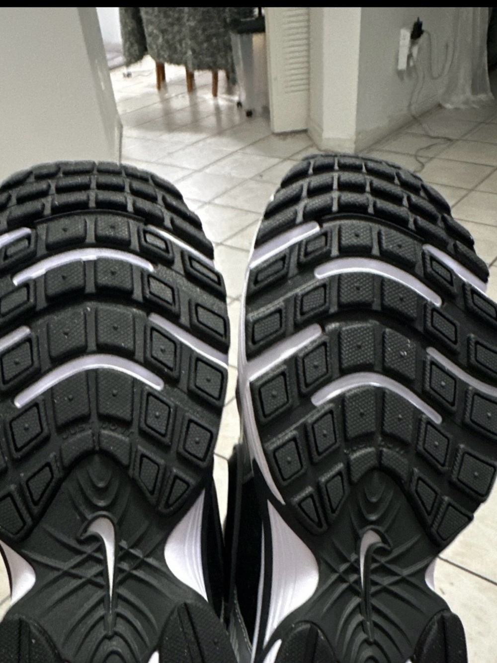 Nike Men's Athletic Shoes V5RNR - Picture 7 of 8